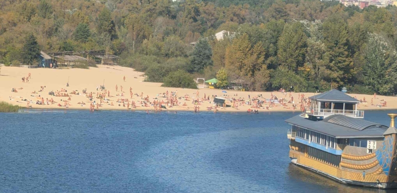 В Україну повернулося літо: що відбувається на київських пляжах