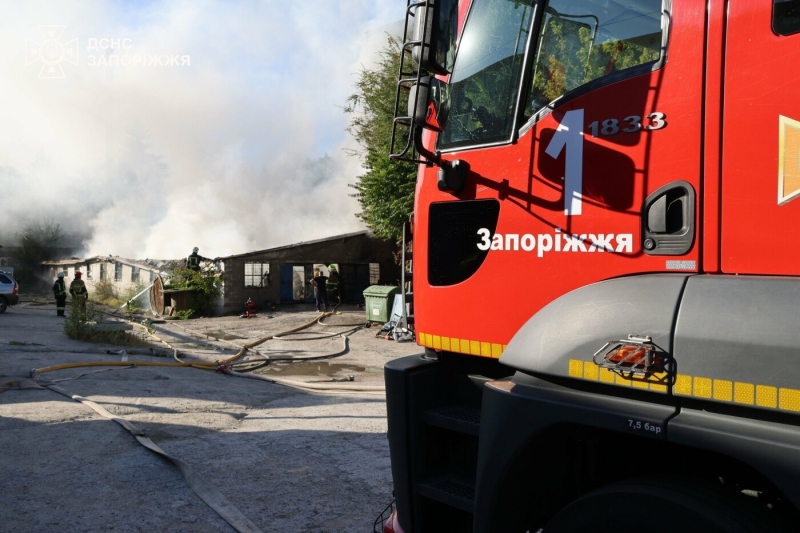 У Запоріжжі сталася масштабна пожежа: зайнявся склад з горючими матеріалами