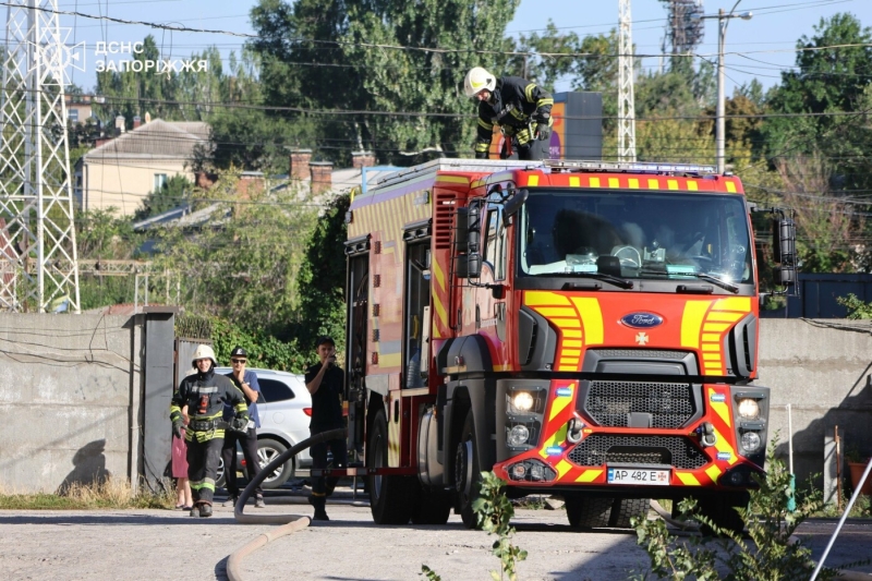 У Запоріжжі сталася масштабна пожежа: зайнявся склад з горючими матеріалами