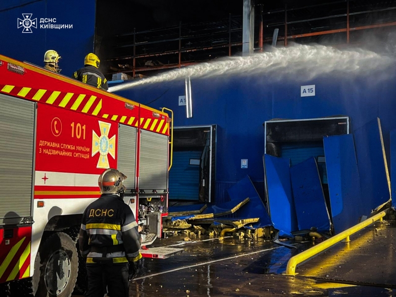 Масштабна пожежа на Фастівщині після обстрілу: над ліквідацією працює авіація та робототехніка