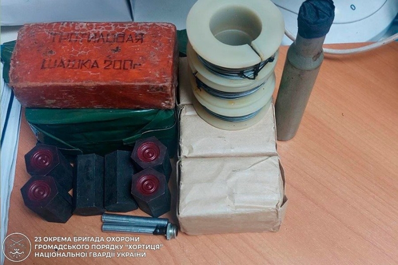 У Запоріжжі спіймали чоловіка з тротилом і фосфорними боєприпасами у рюкзаку