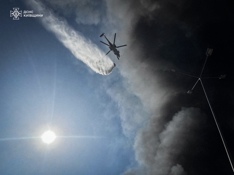 Масштабна пожежа на Фастівщині після обстрілу: над ліквідацією працює авіація та робототехніка