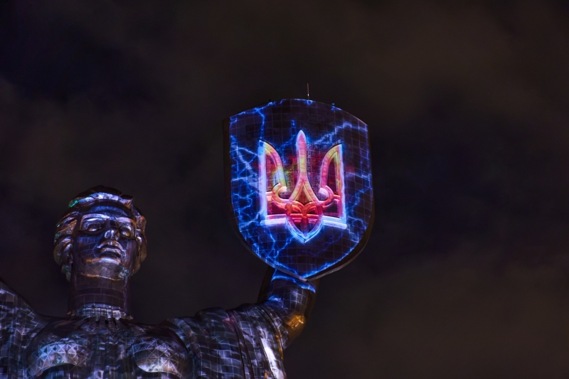 «Батьківщина-мати» перетворилася на арт-інсталяцію (фото)