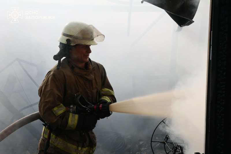 У Запоріжжі сталася масштабна пожежа: зайнявся склад з горючими матеріалами