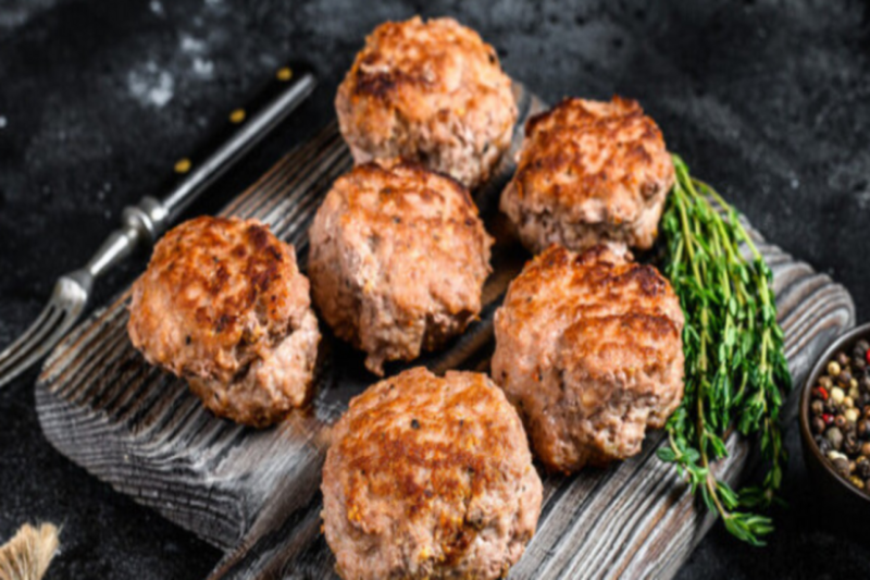 "Ціла купа котлет лише із 300-та г фаршу": унікальний рецепт найсмачніших у світі котлет, потрібно додати один продукт