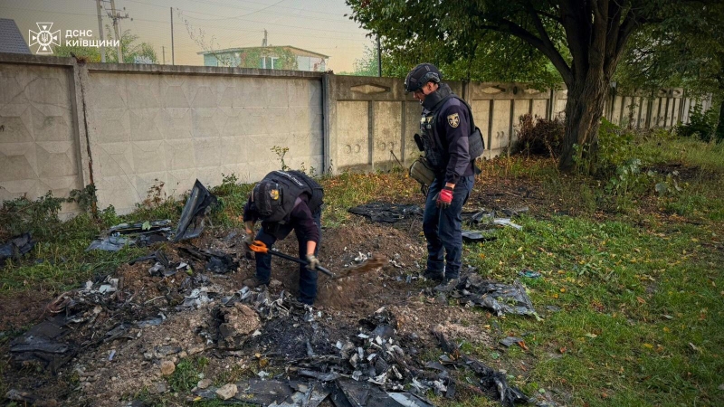Рятувальники показали наслідки нічної атаки на Київщину (фото)
