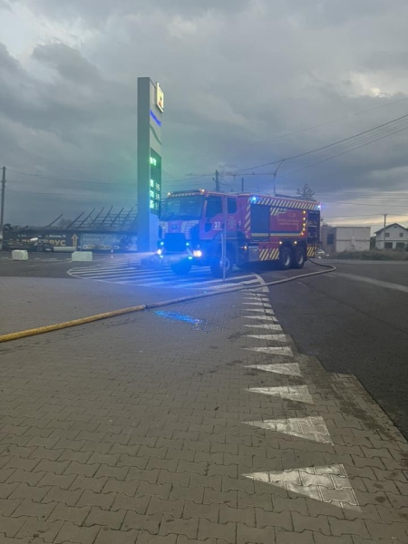 Негода на Київщині. Блискавка влучила у мобільну вежу в Хотянівці та спричинила масштабну пожежу