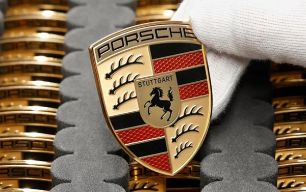 Porsche переглянула плани: ставка на ДВЗ і гібриди замість електрокарів