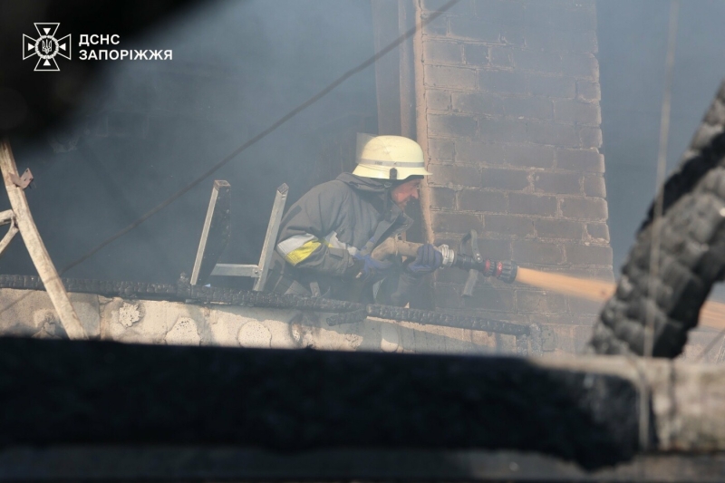 У Запоріжжі сталася масштабна пожежа: зайнявся склад з горючими матеріалами