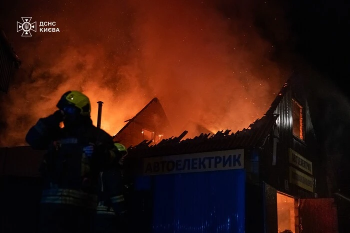 У Києві горіло СТО – вогонь перекинувся на сусідній будинок (фото)