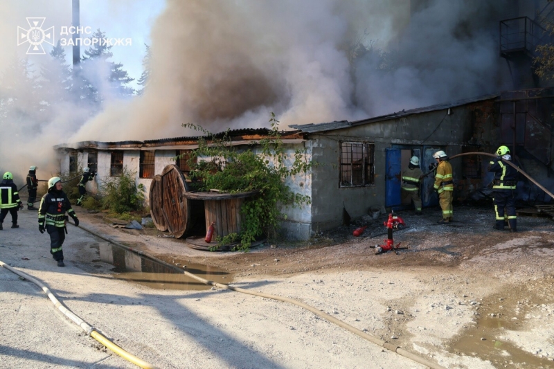 У Запоріжжі сталася масштабна пожежа: зайнявся склад з горючими матеріалами