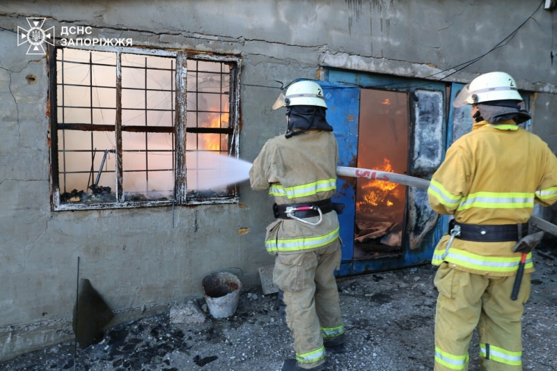 У Запоріжжі сталася масштабна пожежа: зайнявся склад з горючими матеріалами