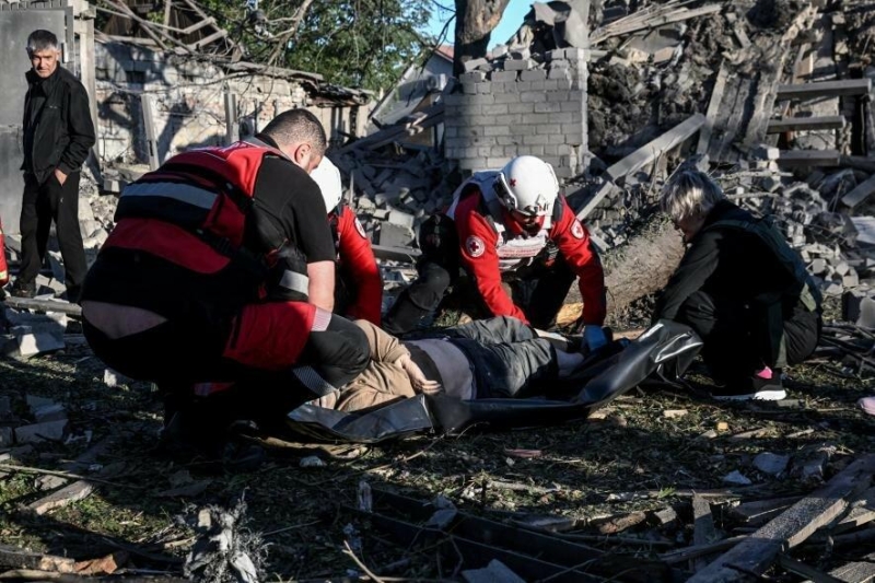 "Чоловік зміг вибратися через вікно, а його дружину, на жаль, засипало": запоріжці розповідають про ранкову атаку, - ФОТОРЕПОРТАЖ