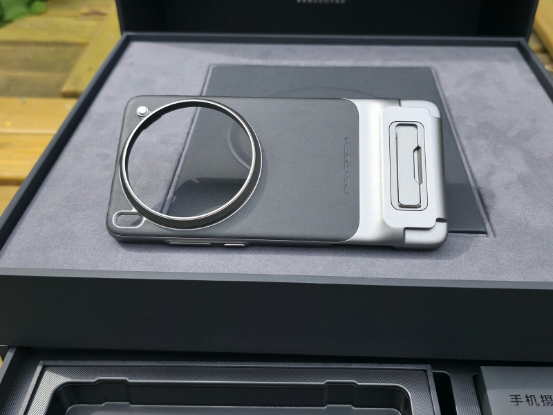 Vivo X300 та X300 Pro отримають телеоб'єктив Zeiss Teleconverter 2.35x kit