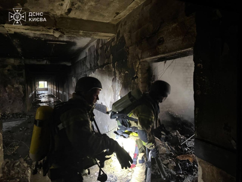 Чергова жахлива ніч обстрілів для України: пожежі вирують, рятувальники виснажені, серед загиблих - дитина (ПОДРОБИЦІ)