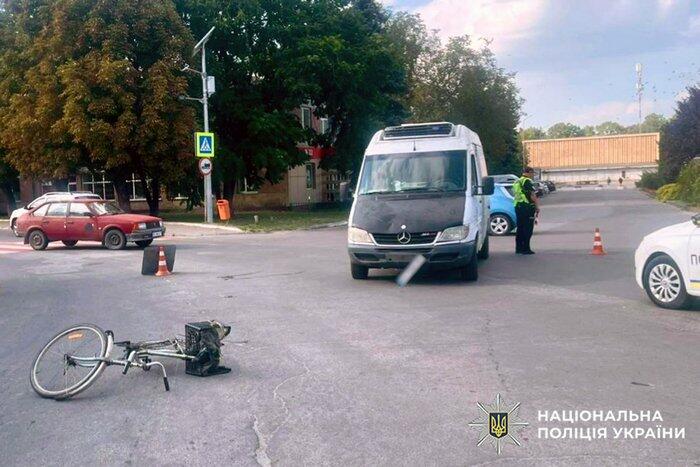 У Красилові мікроавтобус збив велосипедиста: чоловіка госпіталізували