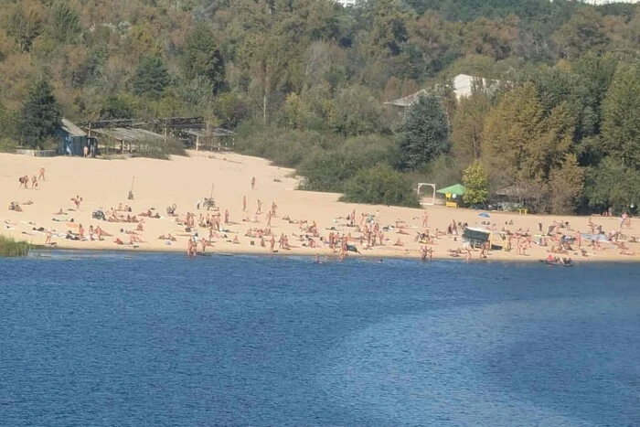 В Україну повернулося літо: що відбувається на київських пляжах