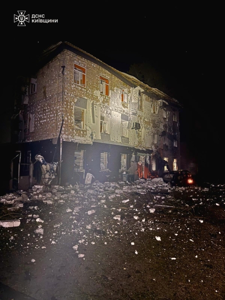 Рятувальники показали наслідки нічної атаки на Київщину (фото)