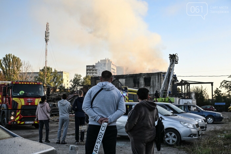 "Чоловік зміг вибратися через вікно, а його дружину, на жаль, засипало": запоріжці розповідають про ранкову атаку, - ФОТОРЕПОРТАЖ