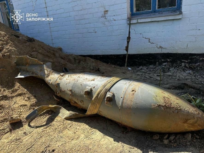 У Запоріжжі сапери ДСНС знешкодили 500-кілограмову бомбу, що впала у дворі приватного будинку і не вибухнула
