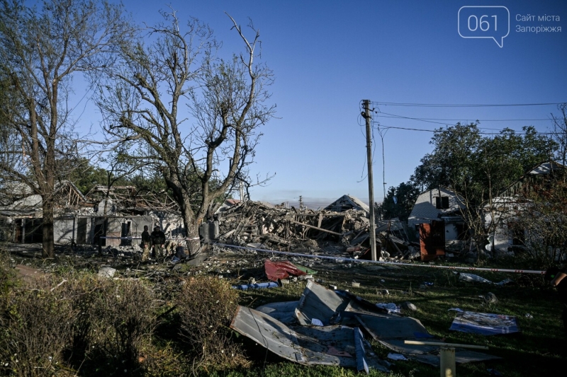 "Чоловік зміг вибратися через вікно, а його дружину, на жаль, засипало": запоріжці розповідають про ранкову атаку, - ФОТОРЕПОРТАЖ