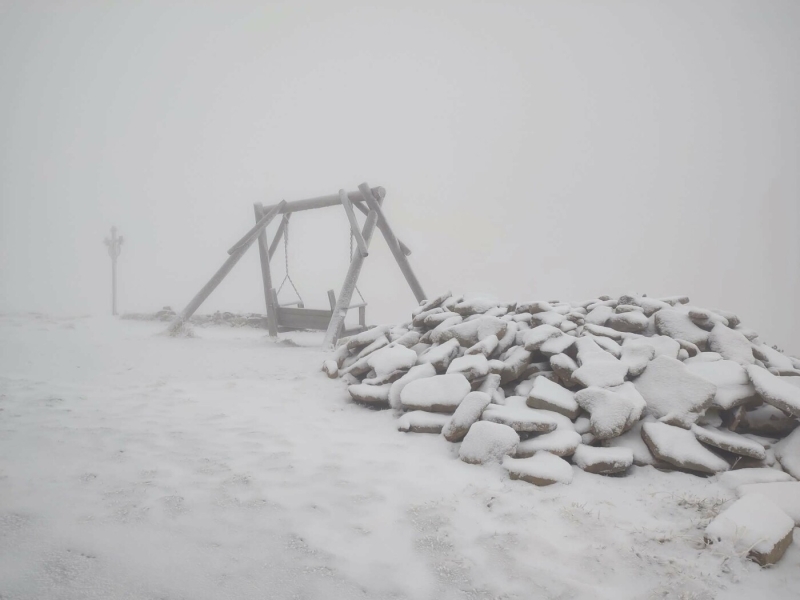 На Прикарпатті - хуртовина: справжня зима зі снігопадом накрила частину регіону (ФОТО)