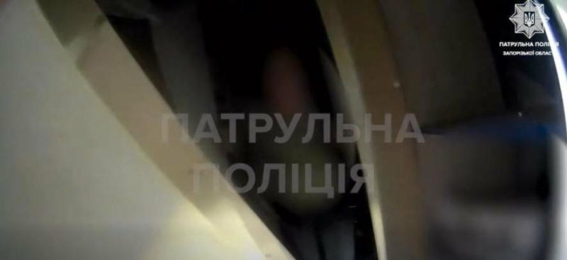 Запорізькі патрульні оприлюднили відео з порятунком жінки, яка постраждала внаслідок атаки дронів