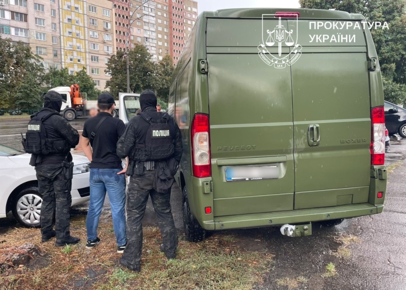 Торгівля автівками, ввезеними для ЗСУ. Поліція заявила про затримання організаторки схеми