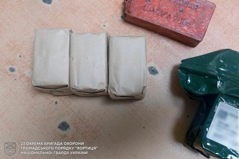 У Запоріжжі спіймали чоловіка з тротилом і фосфорними боєприпасами у рюкзаку