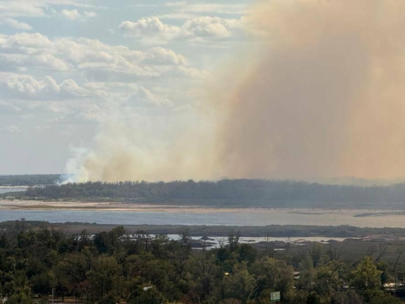 Рятувальники другу добу поспіль ліквідовують масштабну пожежу на острові Хортиця