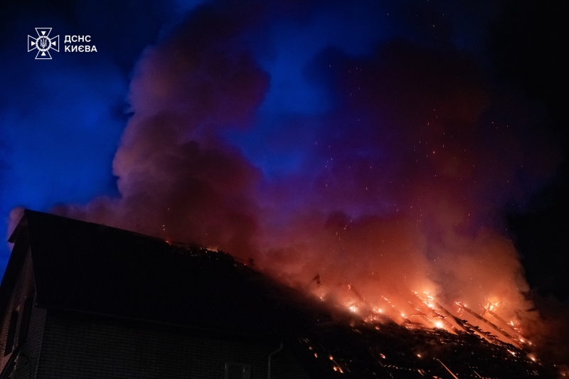 У Києві горіло СТО – вогонь перекинувся на сусідній будинок (фото)