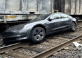 Спрямував електрокар під потяг: в автопілоті Tesla виявили небезпечний дефект (ВІДЕО)