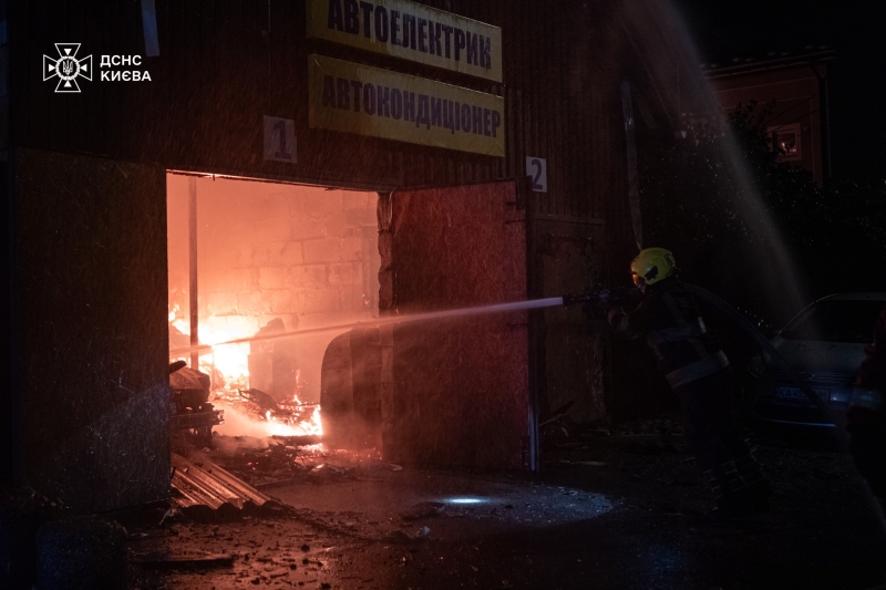 У Києві горіло СТО – вогонь перекинувся на сусідній будинок (фото)