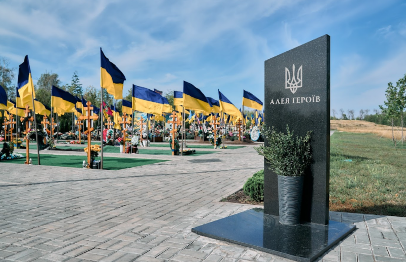 Алеї слави та могили українських військових на Донбасі: Як врятувати памu0027ять від бойових дій та окупації