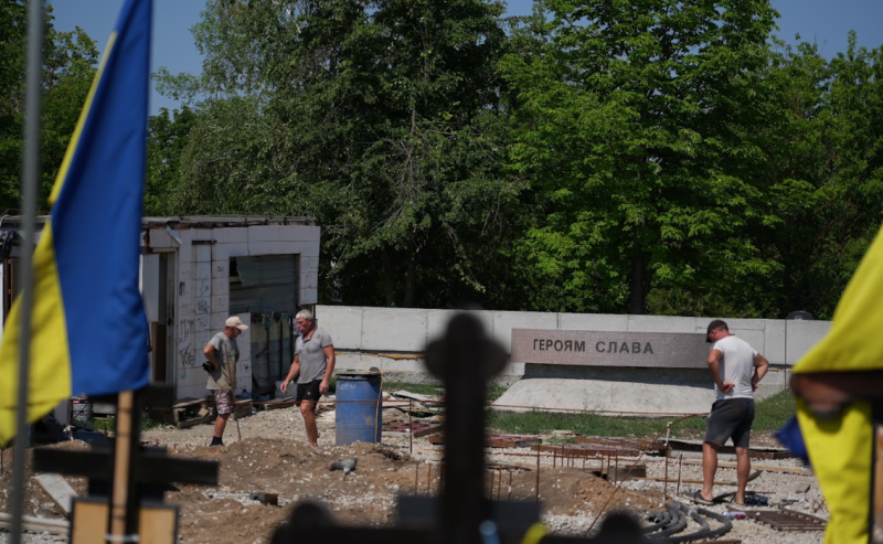 Алеї слави та могили українських військових на Донбасі: Як врятувати памu0027ять від бойових дій та окупації