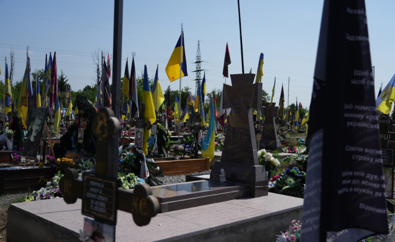 Алеї слави та могили українських військових на Донбасі: Як врятувати памu0027ять від бойових дій та окупації