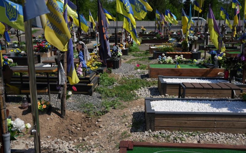 Алеї слави та могили українських військових на Донбасі: Як врятувати памu0027ять від бойових дій та окупації