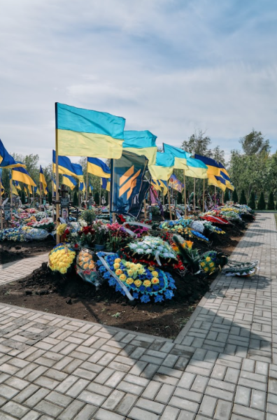 Алеї слави та могили українських військових на Донбасі: Як врятувати памu0027ять від бойових дій та окупації
