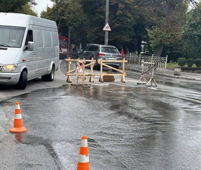 Авто стоять: неподалік мосту в Рівному - невеликий «потоп»