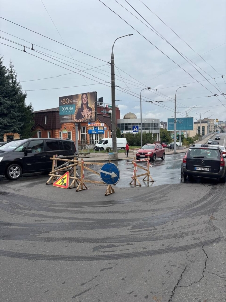 Авто стоять: неподалік мосту в Рівному - невеликий «потоп»