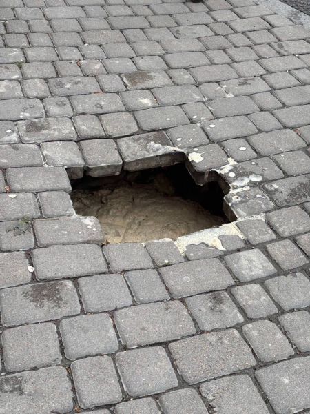 Авто стоять: неподалік мосту в Рівному - невеликий «потоп»