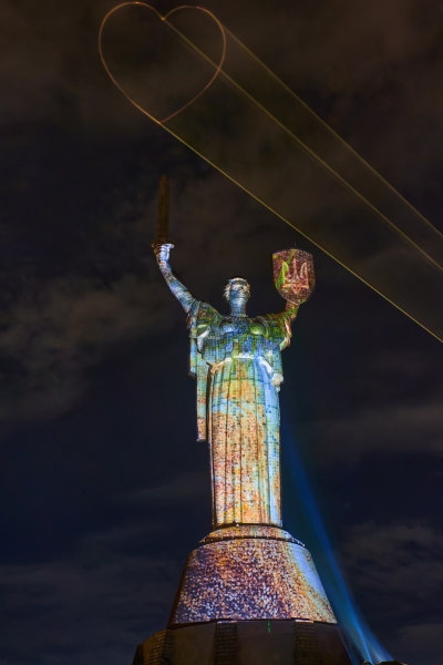 «Батьківщина-мати» перетворилася на арт-інсталяцію (фото)