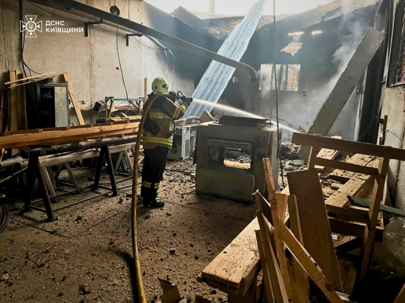 Рятувальники показали наслідки нічної атаки на Київщину (фото)