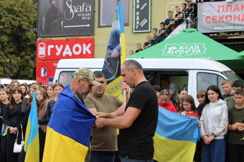 "Це повернення - символ незламності": на Верховинщині зустріли Володимира Кутового (ФОТО)