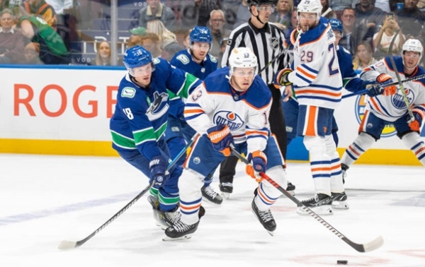 НХЛ: Гольова феєрія у Торонто, Ванкувер розгромив Едмонтон НХЛ: Гольова феєрія у Торонто, Ванкувер розгромив Едмонтон
