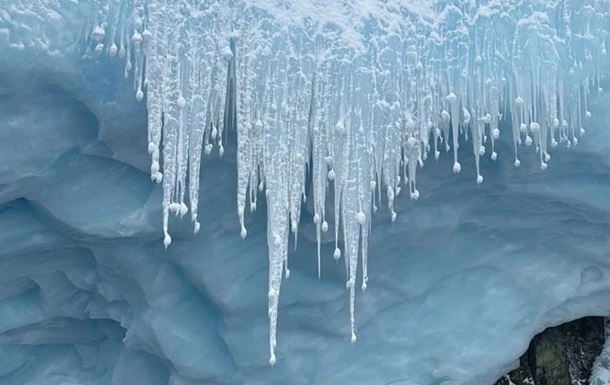 Українські полярники показали дивовижні бурульки в Антарктиді