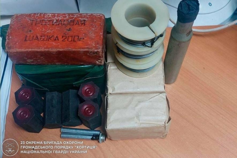 У Запоріжжі спіймали чоловіка з тротилом і фосфорними боєприпасами у рюкзаку