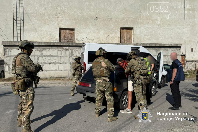 На Тернопільщині озброєні правоохоронці затримали масштабну групу наркоторговців, вилучено наркотиків на мільйон (ФОТО)