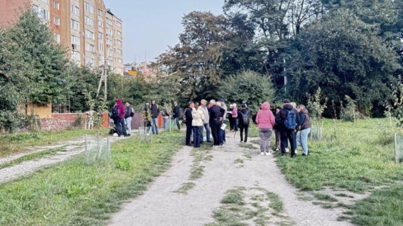 "Наші дерева під екскаватор?": мешканці Франківська борються за зелений простір