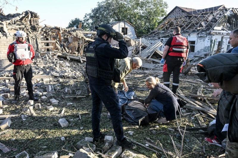 "Чоловік зміг вибратися через вікно, а його дружину, на жаль, засипало": запоріжці розповідають про ранкову атаку, - ФОТОРЕПОРТАЖ